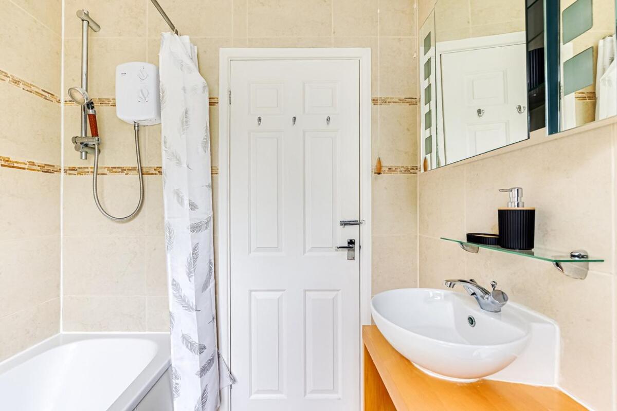 Stylish House - Excellent Location - Driveway Parking, Self-Check-In, Tvs In Bedrooms And Fast Wifi By Yoko Property Milton Keynes Extérieur photo
